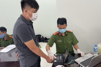 Từ 1-7: Có thu hồi sổ hộ khẩu, sổ tạm trú?