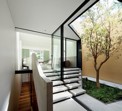 Nhà lênh láng nước vì mái che giếng trời gặp sự cố