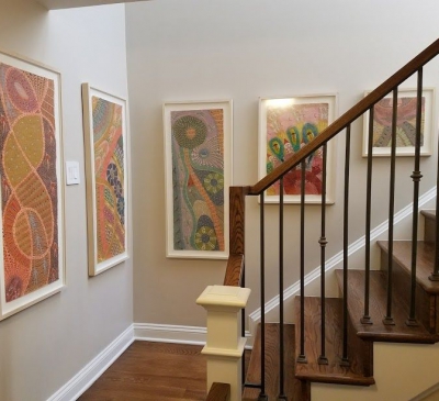 Tranh treo tường cầu thang có cần thiết không?