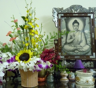 Cách cắm hoa Tết để bàn thờ đẹp, mang tài lộc cho cả năm sung túc